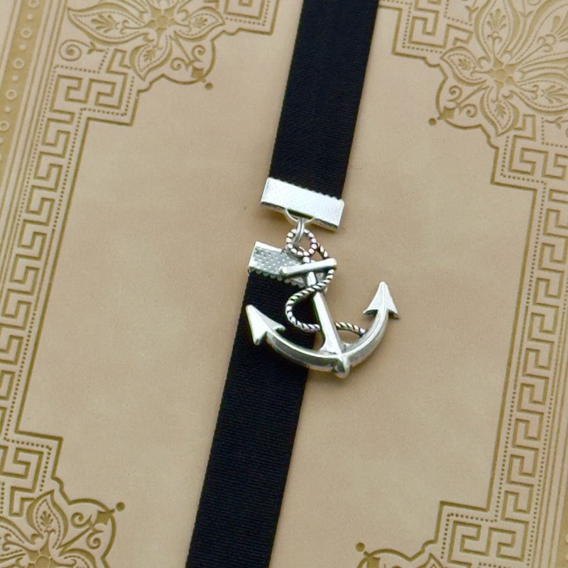 A silver anchor charm on a elastic Bookband