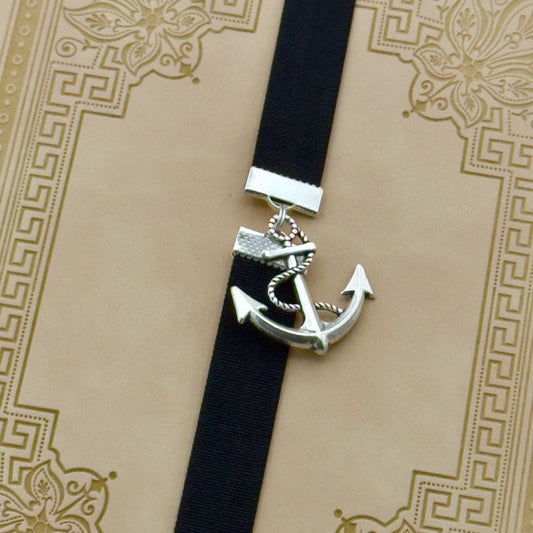 A silver anchor charm on a elastic Bookband